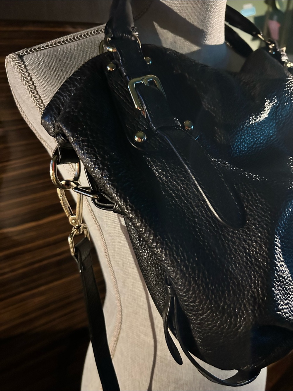 Danier Black Leather Shoulder Bag with Gold Hardware - Picture 4 of 9
